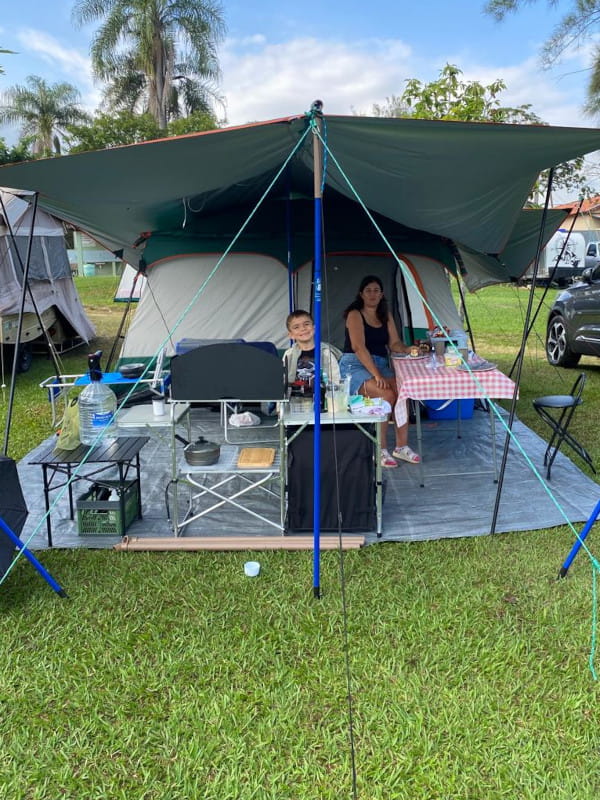 Camping Fazenda Paineiras em Itu: nossa estrutura de barraca, ráfia e cozinha.