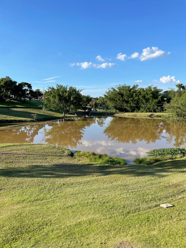 Camping Fazenda Paineiras em Itu: vista do lago de pesca ao final da tarde.