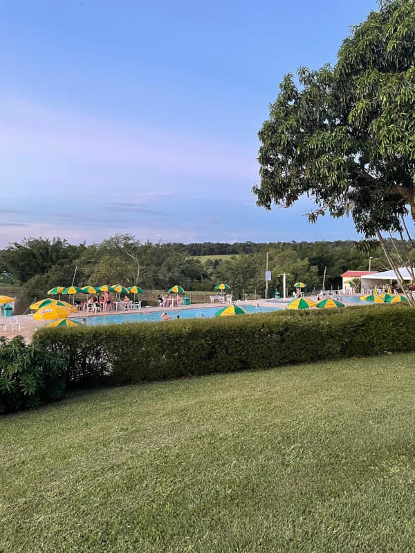Camping Fazenda Paineiras em Itu: vista da piscina retangular.