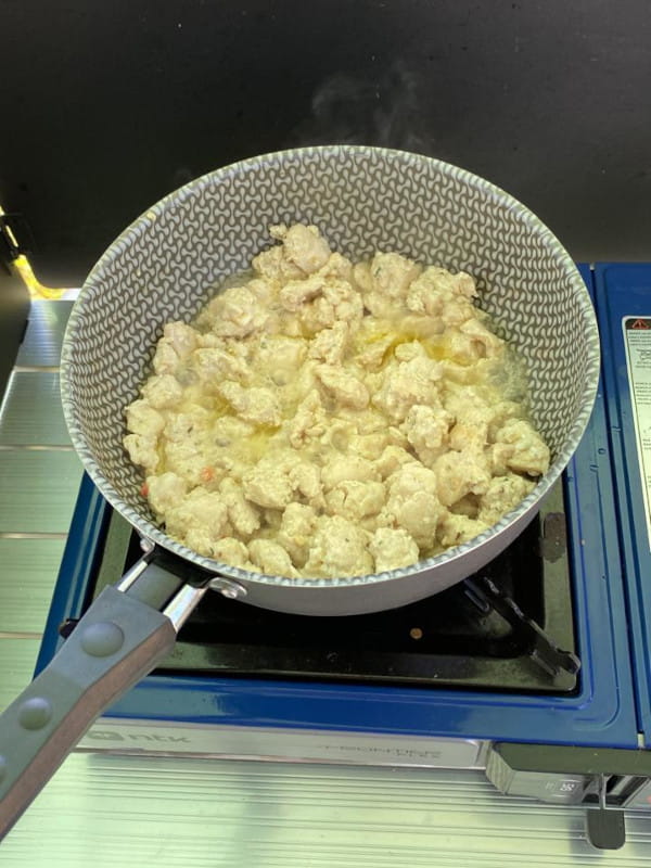 Camping Fazenda Paineiras em Itu: preparando o frango para fazer um estrogonofe.