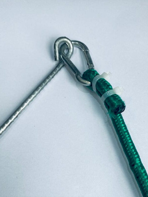 Como criar postes de abrigo e sustentacao: detalhes do mosquetão encaixando perfeitamente em um estaca com ponta de argola.