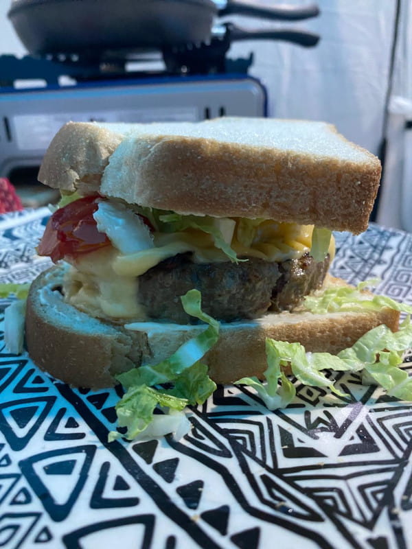 Dicas de cardápios para preparar no camping com fogareiro: hamburguer gourmet preparado com fogareiro da Nautika em um camping paulista.